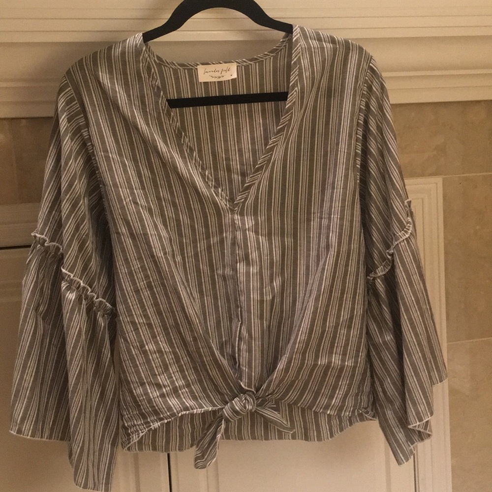 Bell sleeve tie shirt NWOT.